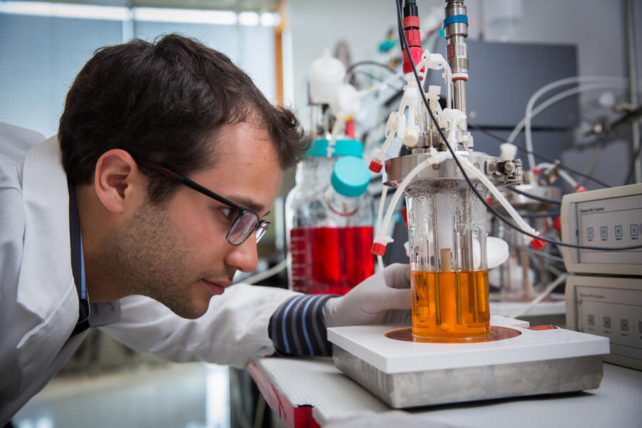 yonatan lipsitz looking at a bioreactor