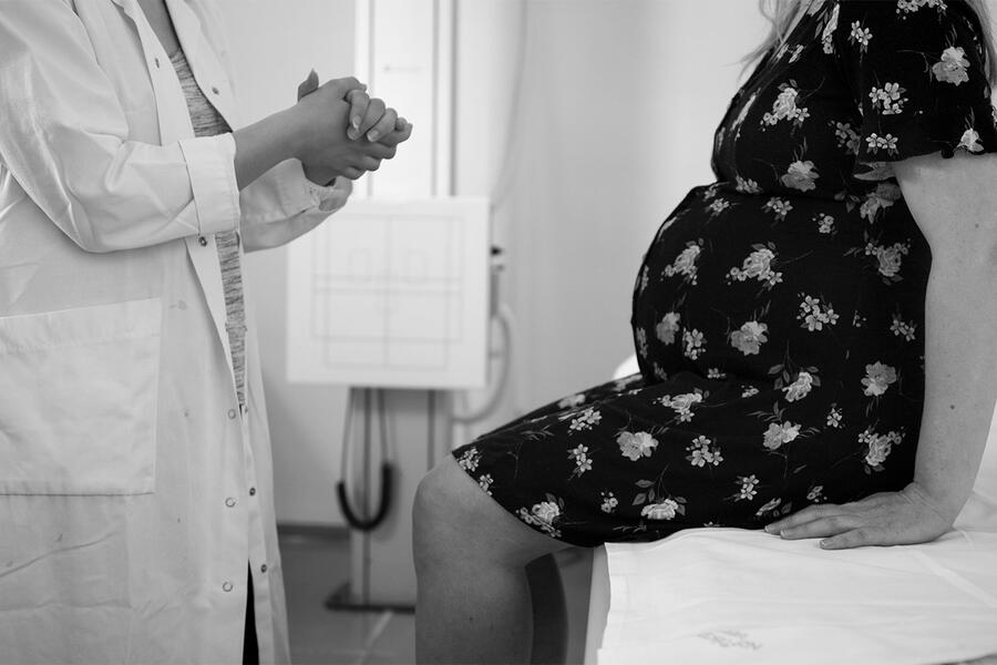 pregnant women at doctor's