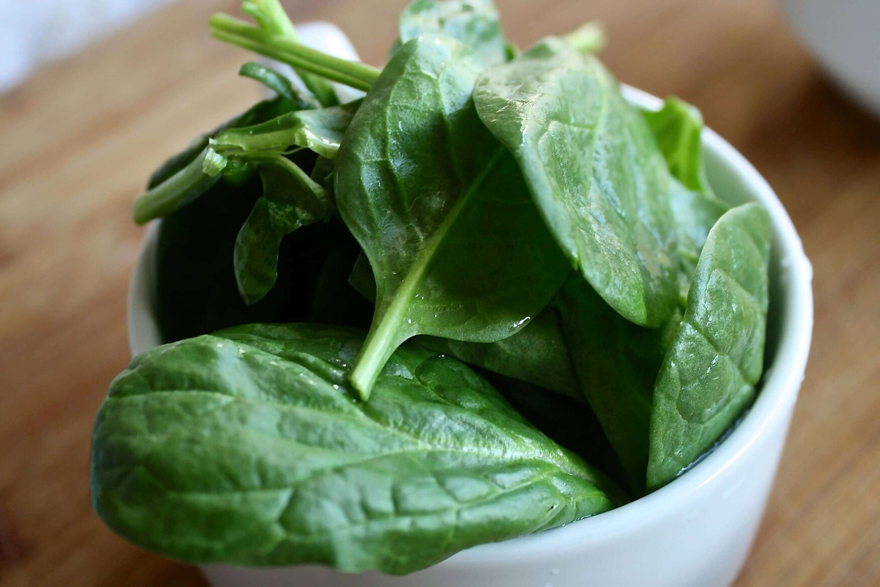 a bawl of spinach leaves